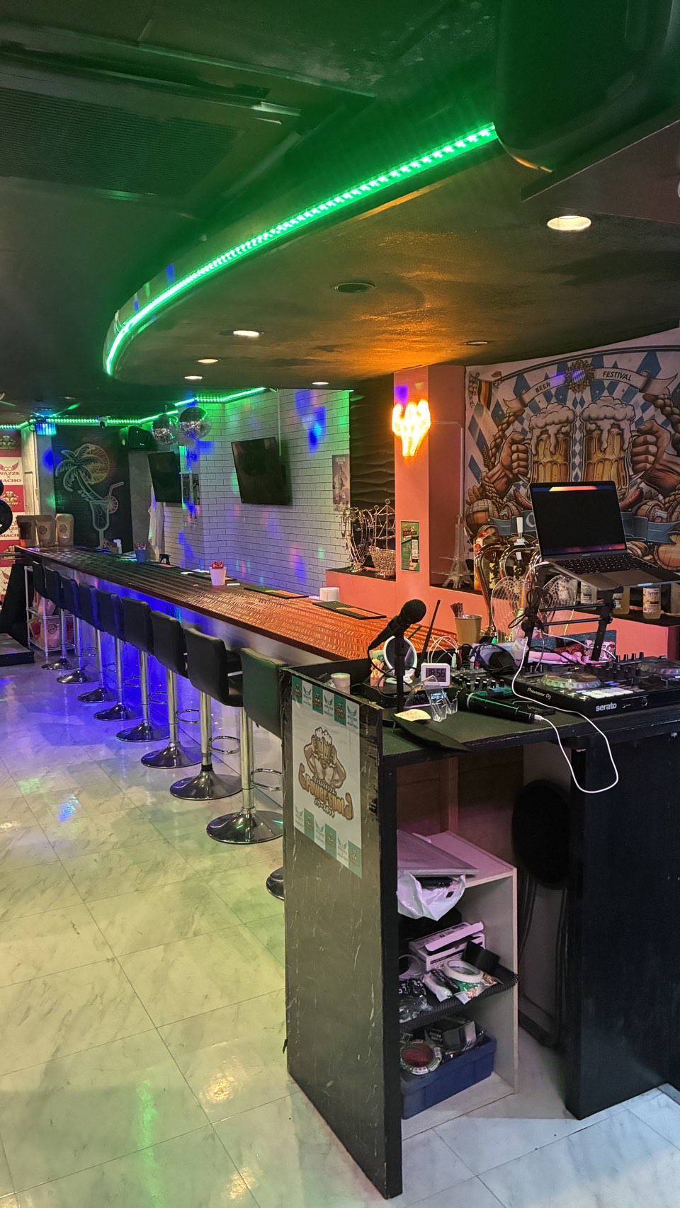 DJブースとネオン輝く店内